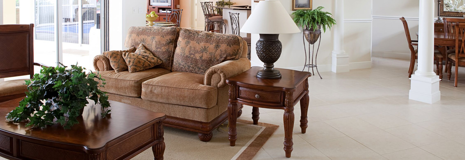 Living room with couch, table and lamp